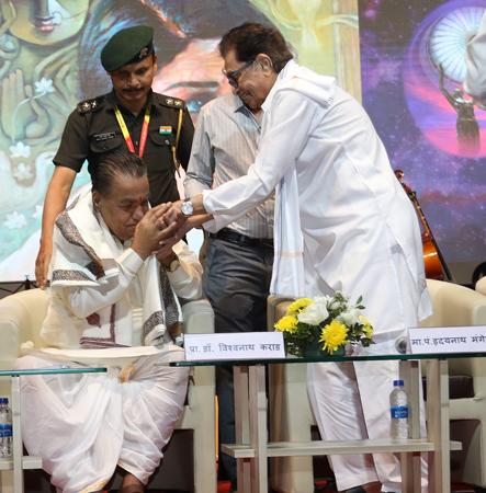 पुण्यात भारतरत्न लता दीनानाथ मंगेशकर स्मृती समारोह व लता मंगेशकर वैद्यक रत्न पुरस्कार वितरण सोहळा संपन्न