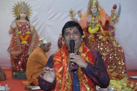 सुरेश गुप्ता और वीना गुप्ता ने अपने हाथों से किया माता की चौकी की ज्योति प्रज्वलित, किया साड़ी वितरण